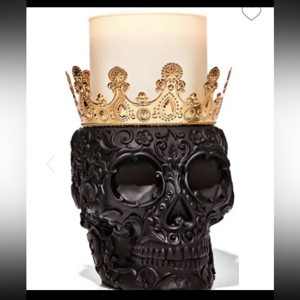 Bath and body works skull candle pedestal.